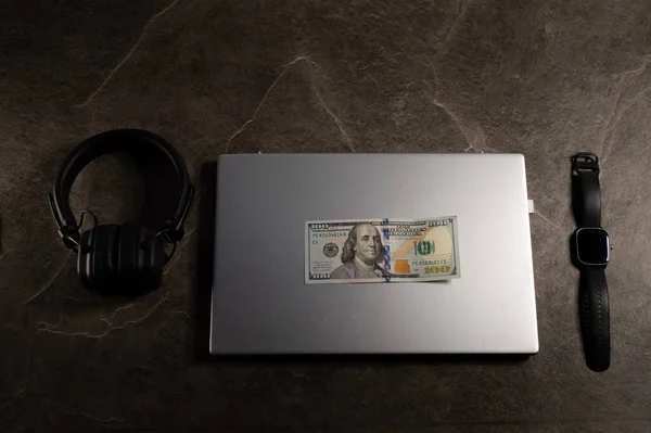 Para ve banknotlar, çeşitli nesnelerle çekilmiş karanlık bir taş zemin üzerinde