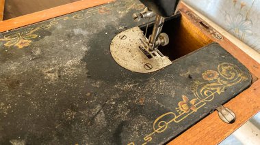 Terk edilmiş bir atölyede eski bir dikiş makinesi.