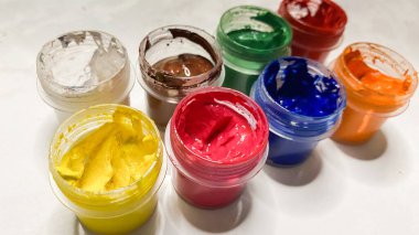 farklı renklerde beyaz bir arkaplanda boyar