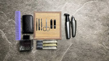 Erkek bakımı için eşyalar ve aksesuarlar, koyu bir arka planda.