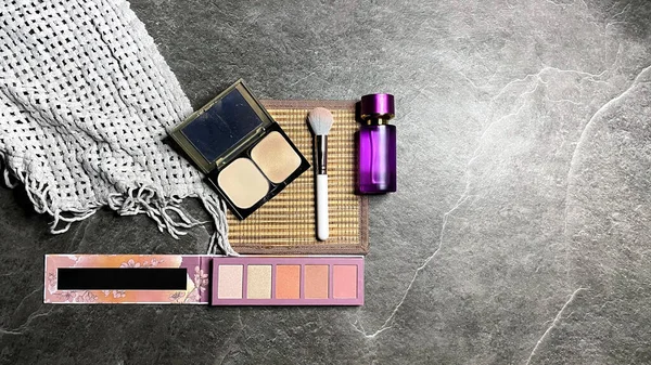 Çelişkili arka plan üzerinde kadın bakım ürünleri