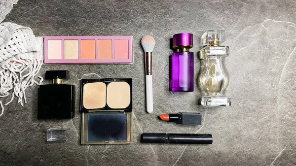 Çelişkili arka plan üzerinde kadın bakım ürünleri