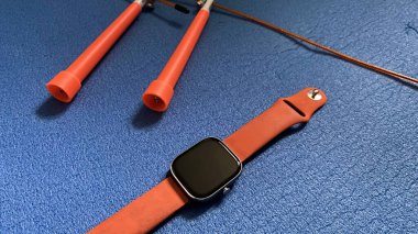 İp atlamak ve spor yapmak mavi yoga minderini izlemek.