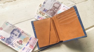 Masadaki cüzdanda beyaz tahtalardan yapılmış Ukrayna hryvnia 'sı.