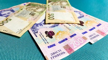 Ukrayna banknotları, düz bir arkaplanda, kaotik bir düzenle.
