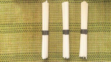 Yeşil bambu masasında Asya eriştesi pişiriyorum.