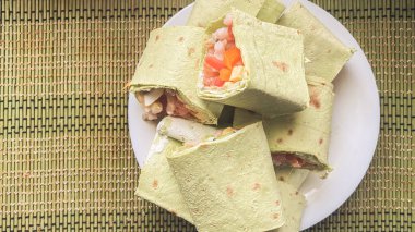 Sebze ve deniz ürünleri ile birlikte bir bambu standının arka planında, yeşil