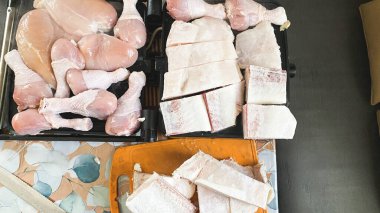 Ev mutfağında yemek pişirmek, siyah elektrikli ızgarada