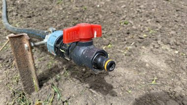 Sulama sistemi. Tarla, sebze bahçesi ve meyve bahçesi için sulama sistemi.