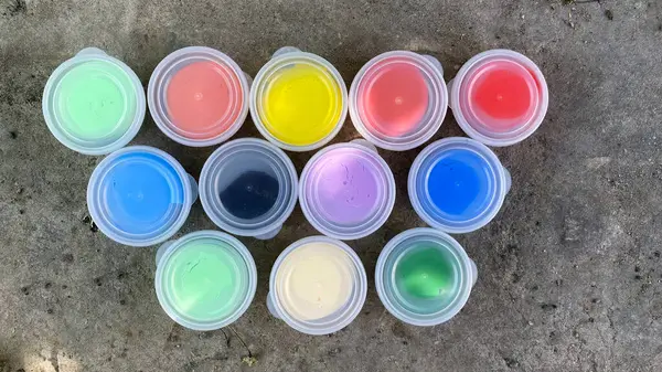 Modellik için plastik, kavanozlarda, yeşil çimlerin arka planında. Hava plastiği