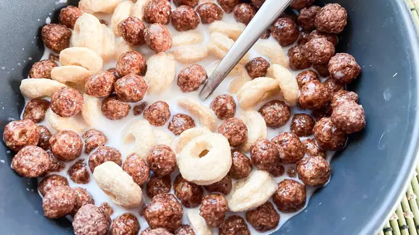 Bir kasedeki yemek, bambu peçetesinin arka planına karşı, yakın çekim.,