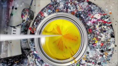 Boya karıştırma atölyesi. Kavanozla plastik kapların farklı renklerini karıştırıyorum.