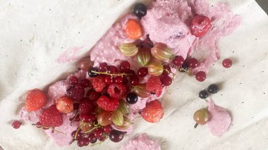 Evde, mutfak masasının üzerinde süzme peynir ve lavaş ile böğürtlen pişirmek.