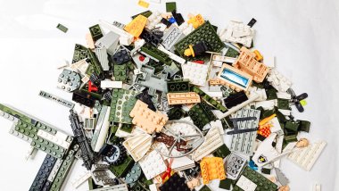 İnşaatçı, beyaz arka planda farklı renkler. Çocuk inşaatının ayrıntıları