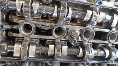 Araba motorunun iç parçaları. Çelik elementler, krank mili, pistonlar, vanalar. araba tamiri