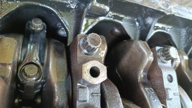 Araba motorunun iç parçaları. Çelik elementler, krank mili, pistonlar, vanalar. araba tamiri