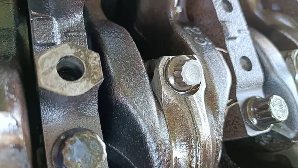 Araba motorunun iç parçaları. Çelik elementler, krank mili, pistonlar, vanalar. araba tamiri