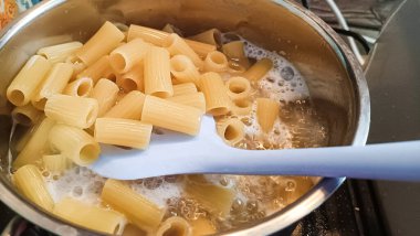Rigatoni ocağın üstünde kaynıyor.