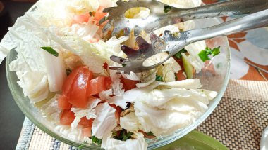 Salata için salatalık ve domates.