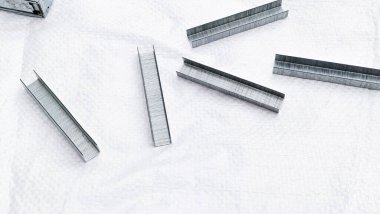 Zımba için metal zımba seti beyaz arka planda düzenlenir, zımbalar sıraya dizilir.