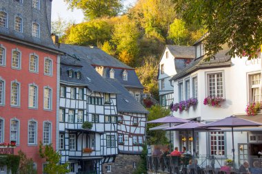 Monschau, Almanya - 22 Eylül 2020: Monschau, kimliği belirsiz insanlarla dolu küçük bir kasaba. Tarihi şehir merkezinde birçok yarı keresteli ev ve dar sokaklar 300 yıl boyunca neredeyse değişmeden kaldı.