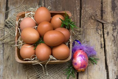 Tahta arka planda bir kasede yumurtalar