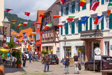 Haslach, Almanya - 26 Temmuz 2017 Haslach, Kara Orman, Baden Wurttemberg, Almanya, Avrupa'nın sokağın yaşlı yarı ahşap ile evler