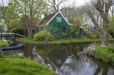 Geleneksel evler içinde tarihi köy, Zaanse Schans'a Hollanda Zaan Nehri üzerinde