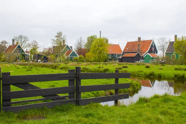 Tradycyjne Domy Zabytkowej Miejscowości Zaanse Schans Nad Rzeką Zaan Holandii — Zdjęcie stockowe