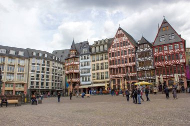 Frankfurt am Main, Almanya. 26 Nisan 2023: Frankfurt Eski kasaba meydanı Romerberg. 