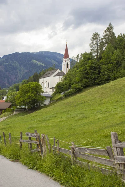 Tradiční Kostel Alpské Vesnici Doelsach Východní Tyrolsko Rakousko — Stock fotografie