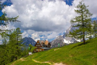 Devasa Alp dağlarının manzarası. Dachstein bölgesinin Avusturya Alpleri 'ndeki dağ kulübesi (Avusturya' daki Styria) manzarası)