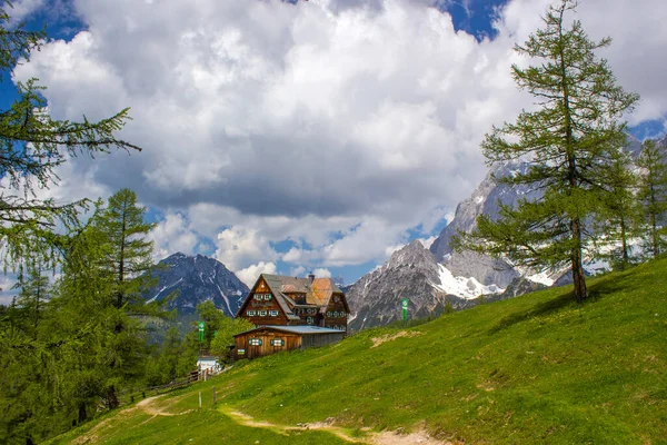 Panorama Masywnych Alpejskich Gór Krajobraz Schroniskiem Górskim Alpach Austriackich Regionu — Zdjęcie stockowe