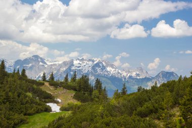 Devasa Alp dağlarının manzarası. Dachstein bölgesinin Avusturya Alplerinde (Avusturya 'da Styria) manzara)