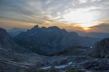Gün batımı - Büyük Alp dağlarının manzarası. Dachstein bölgesinin Avusturya Alplerinde (Avusturya 'da Styria) manzara)