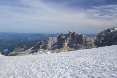 Devasa Alp dağlarının manzarası. Dachstein bölgesinin Avusturya Alplerinde (Avusturya 'da Styria) manzara Dachstein' dan
