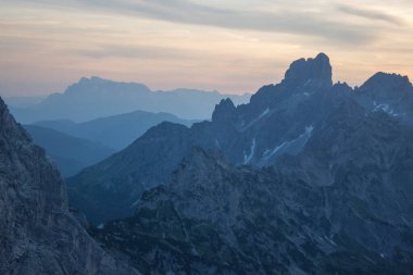 Gün batımı - Büyük Alp dağlarının manzarası. Dachstein bölgesinin Avusturya Alplerinde (Avusturya 'da Styria) manzara)