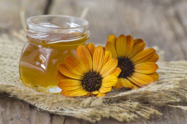 bal ve takvim çiçekleri ahşap arka planda