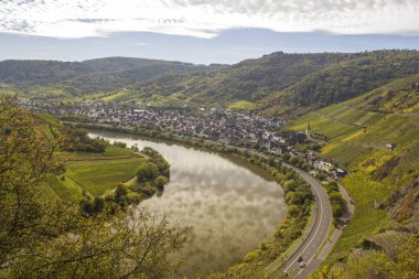 Almanya 'da Moselle Nehri, Almanya' da Mosel nehri vadisinde Bremm köyü manzarası