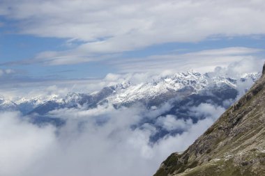 Avusturya 'daki Lienz Dolomitlerinin kar manzarası. Büyük Alp dağları. Doğu Tyrol