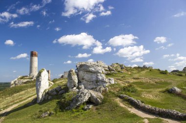 Olsztyn 'deki ortaçağ şatosunun kalıntıları - Polonya' daki Bobolice 'deki Kartal Yuvası Yolu