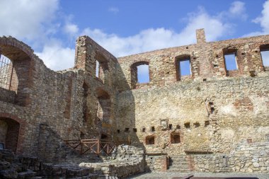 Siewierz, Polonya 'daki Piskopos Kalesi' nin kalıntıları. Kaleye giden ahşap bir köprü var. Kale tadilat altında..