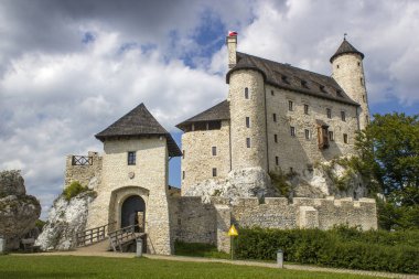 Bobolice Kalesi manzarası - 14. yüzyıl kraliyet kalesi Bobolice, Polonya Jura, Polonya