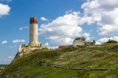 Olsztyn 'deki ortaçağ şatosunun kalıntıları - Olsztyn Polonya' daki Kartal Yuvası Yolu