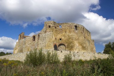 Siewierz, Polonya 'daki Piskopos Kalesi' nin kalıntıları. Kaleye giden ahşap bir köprü var. Kale tadilat altında..