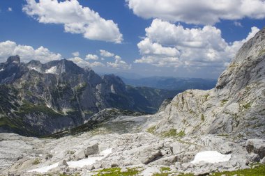 Devasa Alp dağlarının manzarası. Dachstein bölgesinin Avusturya Alplerinde (Avusturya 'da Styria) manzara Dachstein' dan