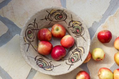 Taze elmalar kasede. Kapatın.