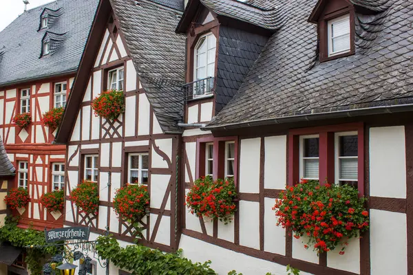 BEILSTEIN, GERMANY - Ekim 03 2019: Moselle nehri kıyısında tarihi bir köy. Eski ahşap evler ve tepelerin tepesinde Metternich Kalesi kalıntıları var.