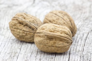 ahşap arka planda cevizler - yakın plan