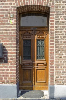 Wachtendonk, Kuzey Ren Vestfalyası, Almanya 'da küçük bir Alman kasabasında eski ahşap ev kapısı.